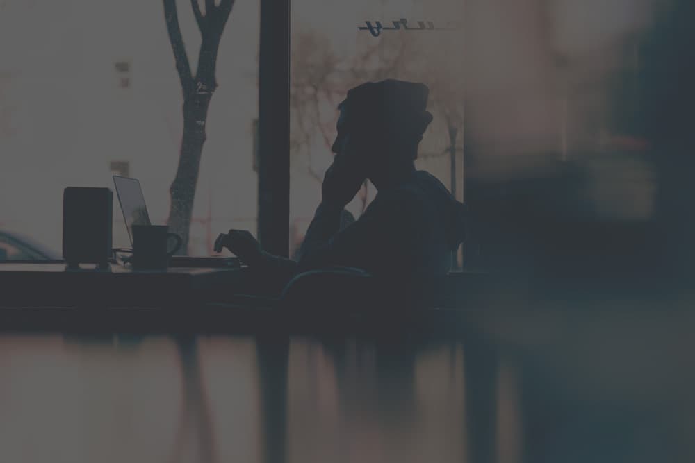 Person bei der Arbeit am Laptop in einem Café